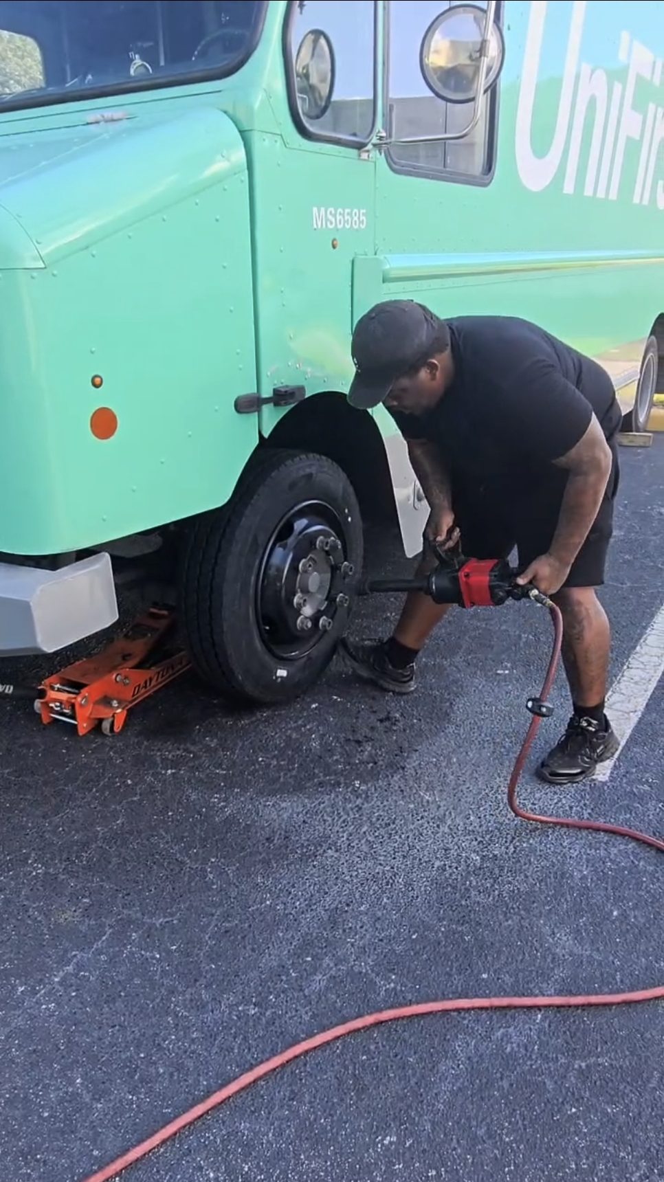 Commercial fleet mobile tire service