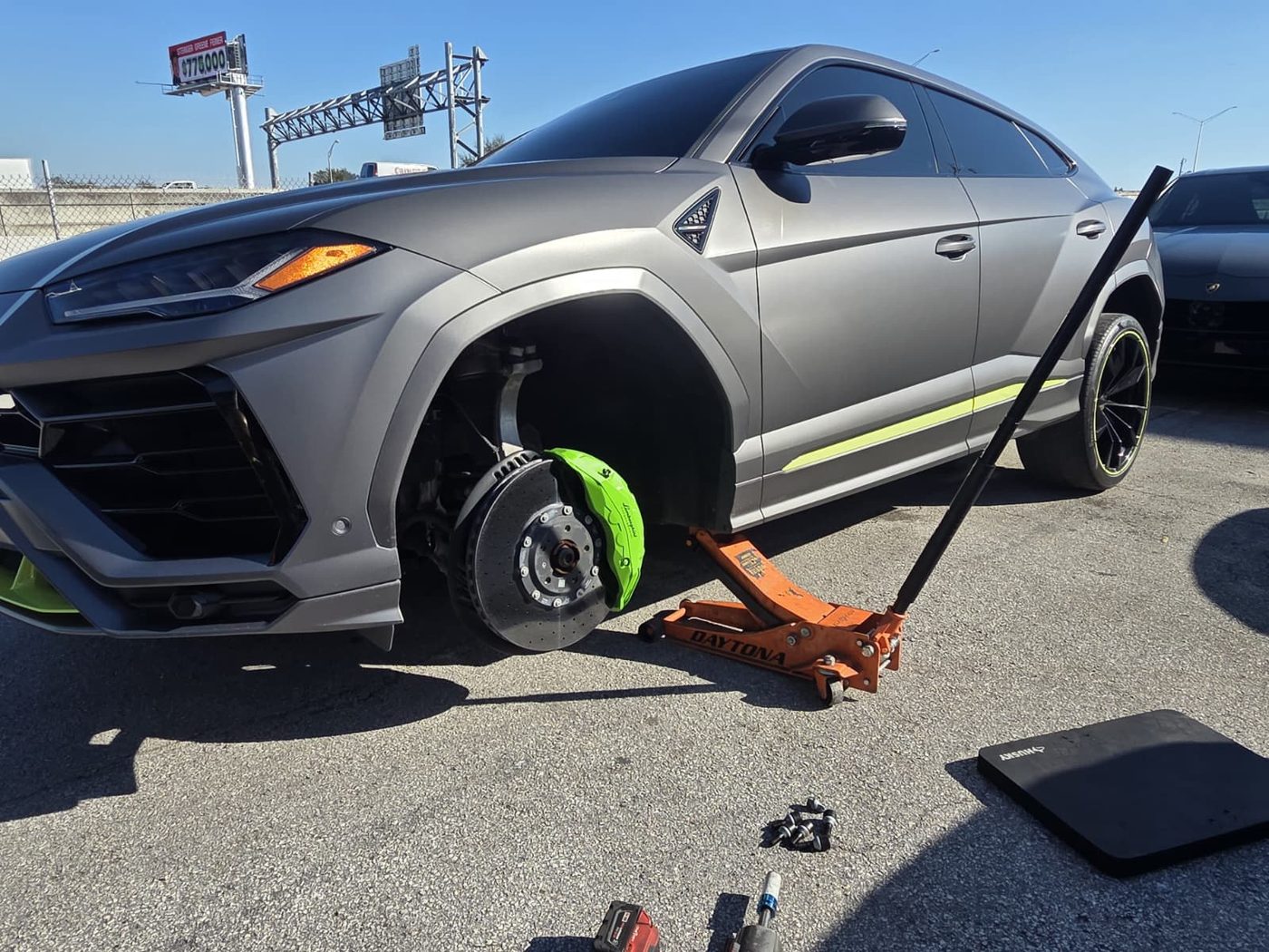 Lamborghini Urus mobile tire replacement